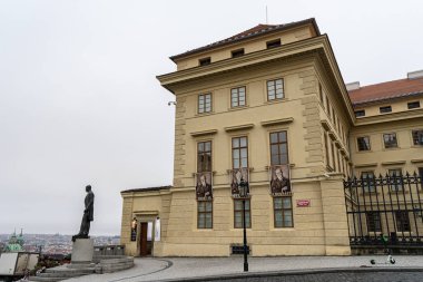 Prag, Çek Cumhuriyeti 'nin başkenti ve Avrupa Birliği' nin 14. büyük şehridir. Prag, Orta Avrupa 'nın zengin bir tarihi ve kültürel ve ekonomik merkezidir..