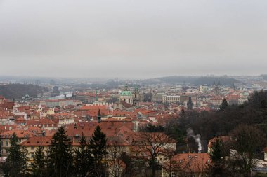 Prag, Çek Cumhuriyeti 'nin başkenti ve Avrupa Birliği' nin 14. büyük şehridir. Prag, Orta Avrupa 'nın zengin bir tarihi ve kültürel ve ekonomik merkezidir..