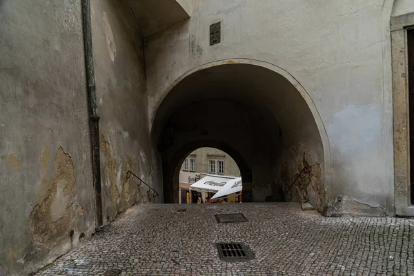 Prag, Çek Cumhuriyeti 'nin başkenti ve Avrupa Birliği' nin 14. büyük şehridir. Prag, Orta Avrupa 'nın zengin bir tarihi ve kültürel ve ekonomik merkezidir..