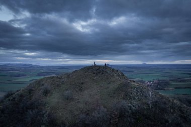 Central Bohemian Highlands Çek Cumhuriyeti 'nin Bohemya eyaletinin kuzeyinde yer alan bir sıradağdır. Menzil yaklaşık 80 km uzunluğunda, kuzeydoğudaki Ceska Lipa 'dan Louny' a kadar uzanıyor..