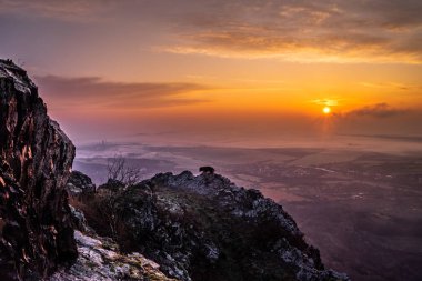 Central Bohemian Highlands Çek Cumhuriyeti 'nin Bohemya eyaletinin kuzeyinde yer alan bir sıradağdır. Menzil yaklaşık 80 km uzunluğunda, kuzeydoğudaki Ceska Lipa 'dan Louny' a kadar uzanıyor..
