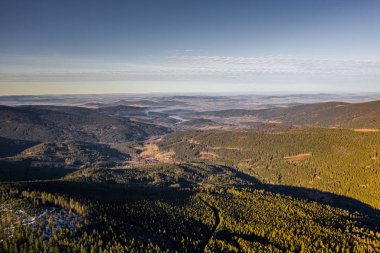 Cerne Jezero, Çek Cumhuriyeti 'nin en büyük ve en derin doğal gölüdür. Ladin ormanlarıyla çevrili bu üçgen göl Zelezna Ruda 'nın yaklaşık 6 km kuzeybatısında yer almaktadır..