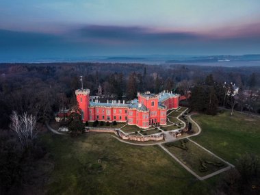 Hradek at Nechanice, Hradek 'in merkezinin 800 metre kuzeybatısında, Nechanice kasabasının 2.8 km güneydoğusunda ve Hradec' in 11 km batısında bulunan Neo-Gotik bir şato binasıdır..