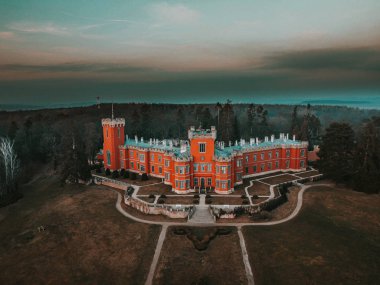Hradek at Nechanice, Hradek 'in merkezinin 800 metre kuzeybatısında, Nechanice kasabasının 2.8 km güneydoğusunda ve Hradec' in 11 km batısında bulunan Neo-Gotik bir şato binasıdır..