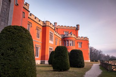 Hradek at Nechanice, Hradek 'in merkezinin 800 metre kuzeybatısında, Nechanice kasabasının 2.8 km güneydoğusunda ve Hradec' in 11 km batısında bulunan Neo-Gotik bir şato binasıdır..