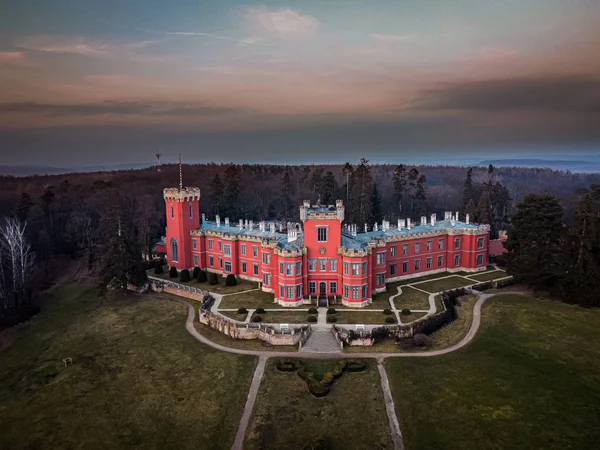 Hradek at Nechanice, Hradek 'in merkezinin 800 metre kuzeybatısında, Nechanice kasabasının 2.8 km güneydoğusunda ve Hradec' in 11 km batısında bulunan Neo-Gotik bir şato binasıdır..