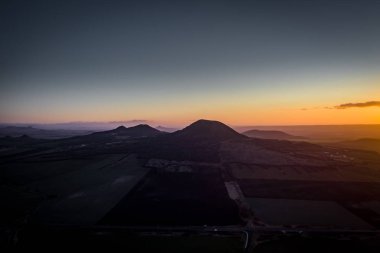 Rana önemli bir üç tepeli dağ olan 457 metredir. Ceske Stredohori 'nin batısında. Rana Ulusal Doğa Rezervi, trike 'nin güney-batı tepesinde yer almaktadır.