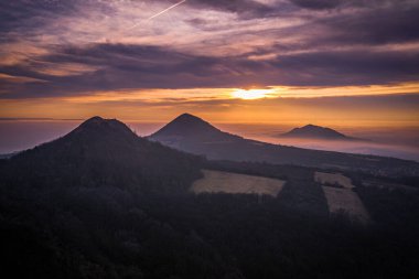 Central Bohemian Highlands Çek Cumhuriyeti 'nin Bohemya eyaletinin kuzeyinde yer alan bir sıradağdır. Menzil yaklaşık 80 km uzunluğunda, kuzeydoğudaki Ceska Lipa 'dan Louny' a kadar uzanıyor..