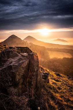 Central Bohemian Highlands Çek Cumhuriyeti 'nin Bohemya eyaletinin kuzeyinde yer alan bir sıradağdır. Menzil yaklaşık 80 km uzunluğunda, kuzeydoğudaki Ceska Lipa 'dan Louny' a kadar uzanıyor..