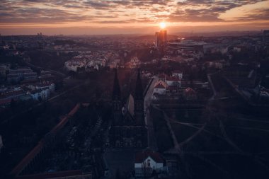 St. Peter ve St Paul Bazilikası Çek Cumhuriyeti 'nin Prag kentindeki Vyehrad kalesinde bir neo-gotik kilisedir. 1070-1080 yılları arasında Çek Kralı Vratislav tarafından kurulmuş olan kilisenin arkasında ünlü bir mezarlık bulunmaktadır..