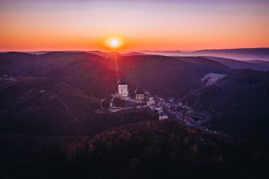 Karlstejn Kalesi, Kutsal Roma İmparatoru seçilmiş ve Bohemya Kralı Iv. Gizli Çek taç mücevherleri, kutsal emanetler ve diğer kraliyet hazineleri vardır.