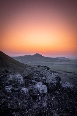 Rana önemli bir üç tepeli dağ olan 457 metredir. Ceske Stredohori 'nin batısında. Rana Ulusal Doğa Rezervi, trike 'nin güney-batı tepesinde yer almaktadır.