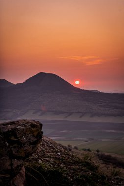 Rana önemli bir üç tepeli dağ olan 457 metredir. Ceske Stredohori 'nin batısında. Rana Ulusal Doğa Rezervi, trike 'nin güney-batı tepesinde yer almaktadır.