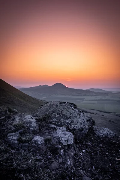 Rana önemli bir üç tepeli dağ olan 457 metredir. Ceske Stredohori 'nin batısında. Rana Ulusal Doğa Rezervi, trike 'nin güney-batı tepesinde yer almaktadır.