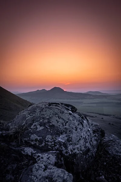 Rana önemli bir üç tepeli dağ olan 457 metredir. Ceske Stredohori 'nin batısında. Rana Ulusal Doğa Rezervi, trike 'nin güney-batı tepesinde yer almaktadır.