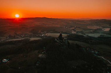 Trosky Kalesi, Çek Cumhuriyeti 'nin Liberec Bölgesi' nde bir kale harabesidir. İki bazalt volkanik bujinin zirvesinde. Şato, Bohem Cenneti olarak bilinen kırsal kesimde bir dönüm noktasıdır..