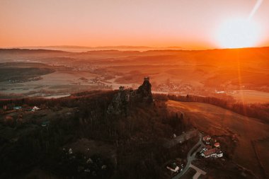 Trosky Kalesi, Çek Cumhuriyeti 'nin Liberec Bölgesi' nde bir kale harabesidir. İki bazalt volkanik bujinin zirvesinde. Şato, Bohem Cenneti olarak bilinen kırsal kesimde bir dönüm noktasıdır..