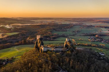 Trosky Kalesi, Çek Cumhuriyeti 'nin Liberec Bölgesi' nde bir kale harabesidir. İki bazalt volkanik bujinin zirvesinde. Şato, Bohem Cenneti olarak bilinen kırsal kesimde bir dönüm noktasıdır..