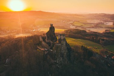 Trosky Kalesi, Çek Cumhuriyeti 'nin Liberec Bölgesi' nde bir kale harabesidir. İki bazalt volkanik bujinin zirvesinde. Şato, Bohem Cenneti olarak bilinen kırsal kesimde bir dönüm noktasıdır..