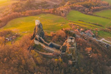 Trosky Kalesi, Çek Cumhuriyeti 'nin Liberec Bölgesi' nde bir kale harabesidir. İki bazalt volkanik bujinin zirvesinde. Şato, Bohem Cenneti olarak bilinen kırsal kesimde bir dönüm noktasıdır..