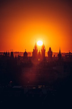 Prag, Çek Cumhuriyeti 'nin başkenti ve en büyük kentidir, Avrupa Birliği' nin 13. büyük kentidir ve Prag 'ın Vltava Nehri üzerinde yer almaktadır..