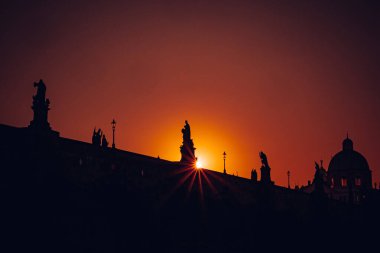 Prag, Çek Cumhuriyeti 'nin başkenti ve en büyük kentidir, Avrupa Birliği' nin 13. büyük kentidir ve Prag 'ın Vltava Nehri üzerinde yer almaktadır..