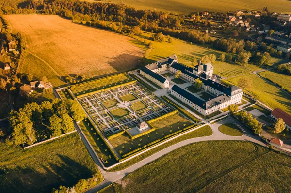Kuks Hastanesi, 1744 ve 1938 yılları arasında Trutnov bölgesinde görev yapan Kuks eski bir askeri bakım enstitüsüdür. Barok Bohemya 'daki türünün en cömert enstitüsüydü..