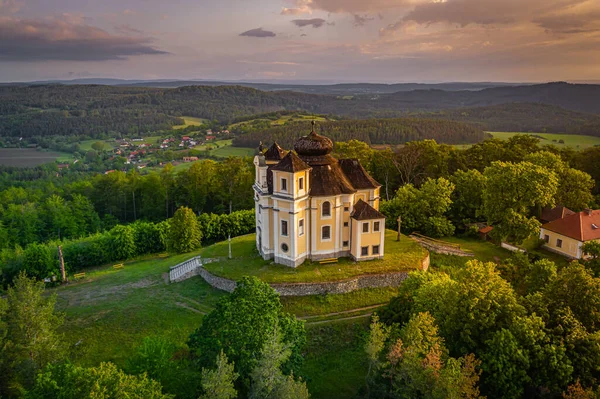 เขาป อปป ดในเน นเขา Benesov และสถานท ญของการแสวงบ โบสถ บาโรคเซนต จอห — ภาพถ่ายสต็อก