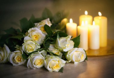 Romantik akşam. Mumlar ve gül.