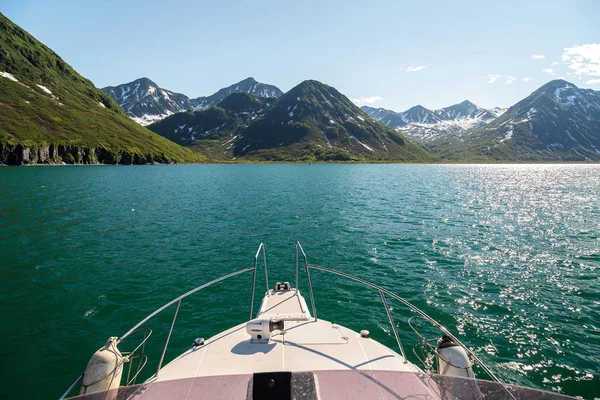 Viagem de barco ao longo do Oceano Pacífico — Fotografia de Stock