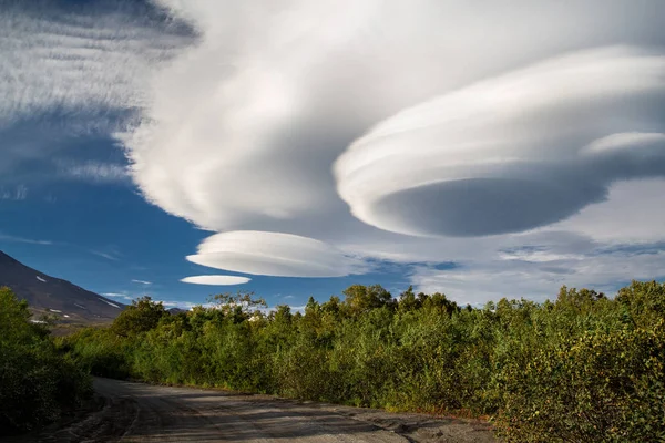 Lentikuláris felhők, Kamcsatka. — Stock Fotó