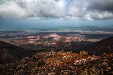 Kamçatka 'daki Tolbachik yanardağının patlamasından sonra lav alanları. Eşi benzeri olmayan manzaralar.