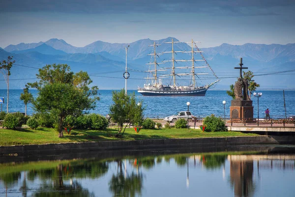 Plachetnice Avacha Bay Lake Kultuchnoe Památník Petra Pavla Centru Petropavlovsk — Stock fotografie