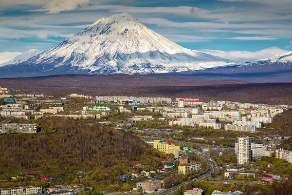 Cidade Petropavlovsk Kamchatsky Vulcão Koryaksky — Fotografia de Stock