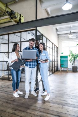Hızlı toplantı. Zeki iş adamlarının hepsi ofis koridorunda dururken birlikte çalışıp gülümsüyor.