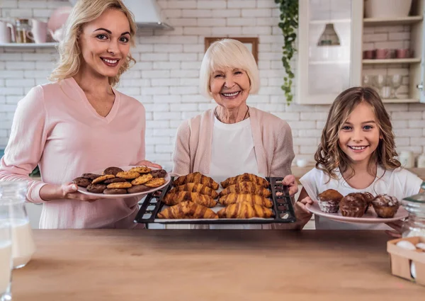 Tochter Mutter Und Großmutter Kochen Der Küche Frauengeneration Backt Gemeinsam — Stockfoto