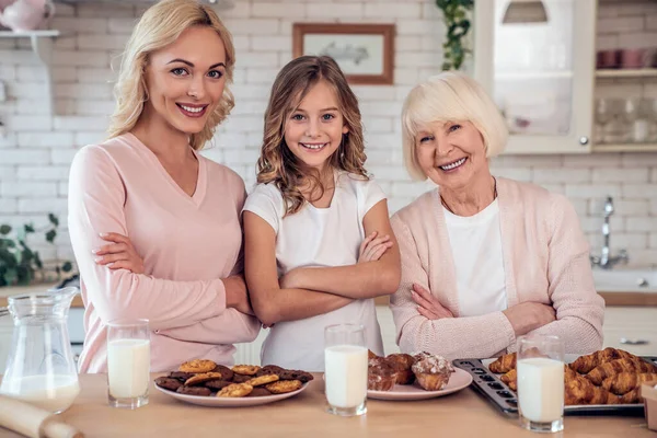 Tochter Mutter Und Großmutter Kochen Der Küche Frauengeneration Backt Gemeinsam — Stockfoto