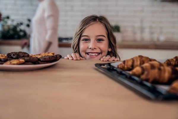 Kinder und Süßigkeiten. Freche kleine Mädchen gehen, um ein paar Kekse, Küche Interieur, Kopierraum zu stehlen — Stockfoto