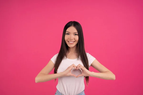 Attraktiv Asiatisk Kvinne Gjør Hjerteform Uttrykker Kjærlighet Sier Min Valentine – stockfoto