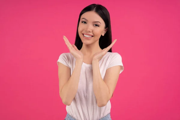 Vakker Asiatisk Modell Smiler Med Glede Sprer Håndflatene Ansiktet Uttrykker – stockfoto