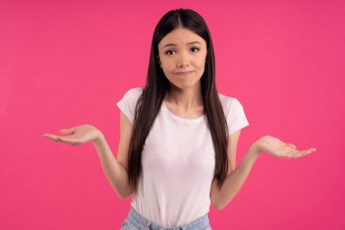 - Bilmiyorum. - Neden? Kafası karışmış genç Asyalı kadın avuçlarını yana doğru açıyor, ne yapacağını bilmiyor, rahat bir tişört giyiyor, kameraya üzgün bir şekilde bakıyor, sıkıntılı bir durumda nasıl davranacağını düşünüyor..