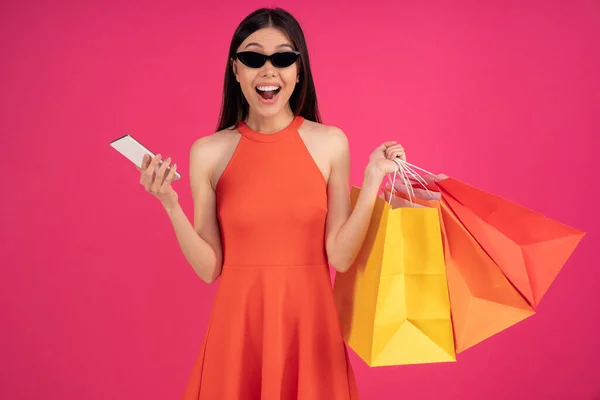 Imagen Una Hermosa Mujer Asiática Feliz Emocionada Posando Aislada Sobre — Foto de Stock