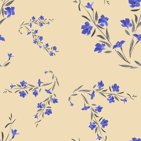 Бесшовный рисунок голубых цветов на бежевом фоне. Акварель — стоковое фото
