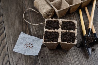 Tencere ve küçük Bahçe aletleri dikim 