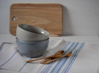 Porselen yemekleri kümesi. Mutfak malzemesi