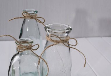 Üç bardak boş şişe 