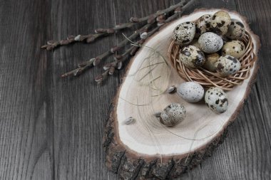 Bıldırcın yumurtası ve willow çiçeği twigs Paskalya kompozisyonu