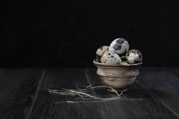 Ovos de codorna em panela de barro no fundo escuro — Fotografia de Stock