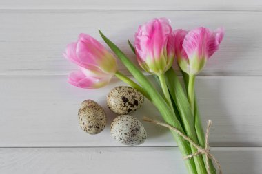 Hafif ahşap zemin üzerine bıldırcın yumurtası ile güzel Lale.