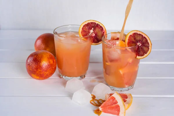 Grapefruitsaft in ein Glas gießen — Stockfoto
